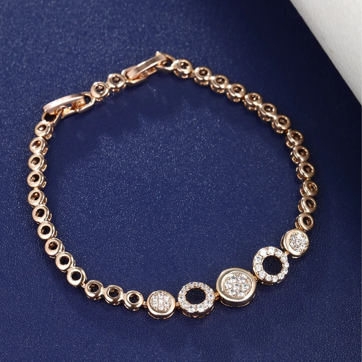 Jewelry cross-border European and American light luxury style hollow circle high-end bracelet for women ins niche fashion hand jewelry