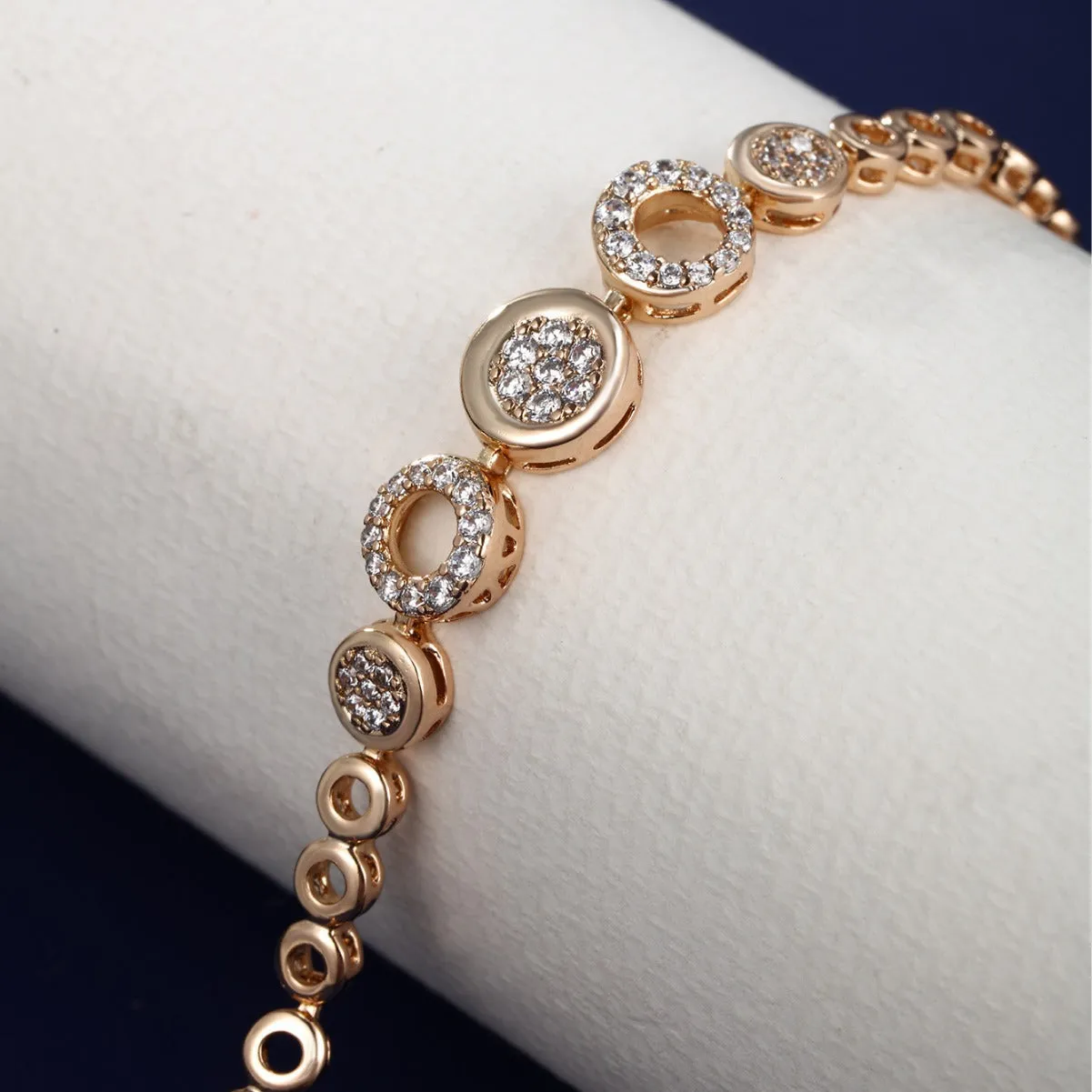 Jewelry cross-border European and American light luxury style hollow circle high-end bracelet for women ins niche fashion hand jewelry