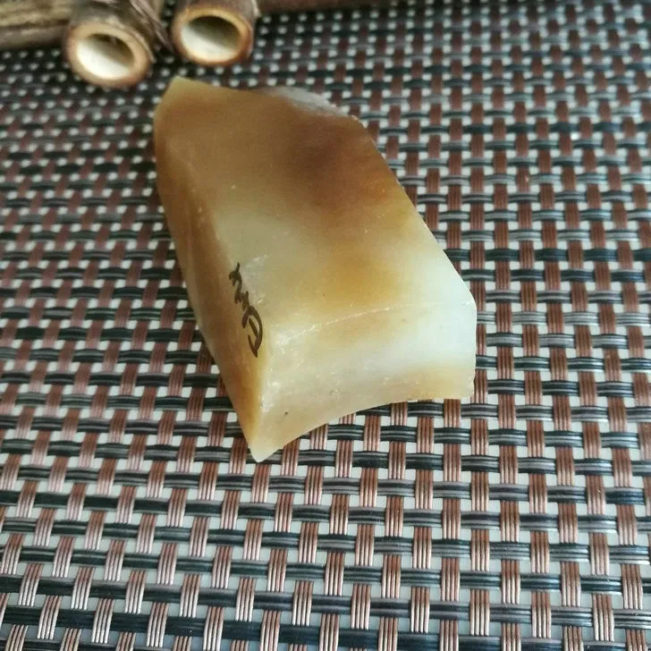 Natural Kunlun Jade Rough Nephrite Raw (107g, 7.5X3X2.2cm)