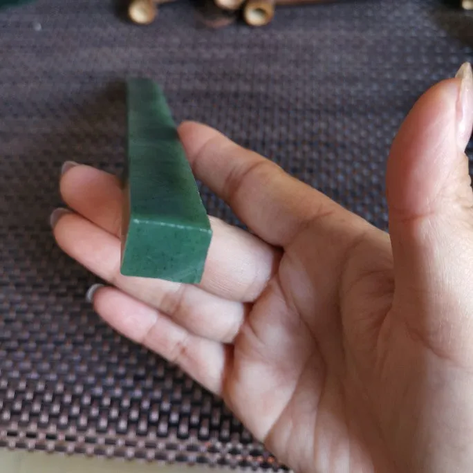 Natural Kunlun Jade Rough Nephrite Raw (20X1.6X1.3cm)