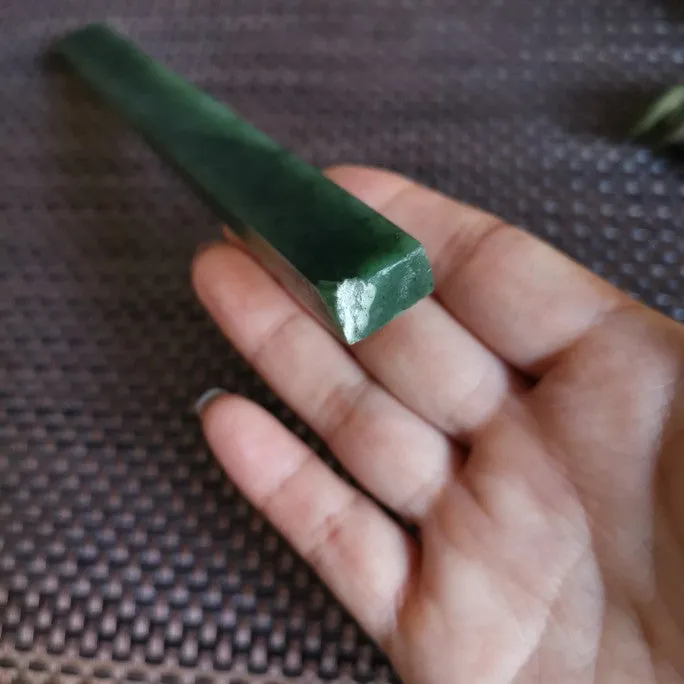 Natural Kunlun Jade Rough Nephrite Raw (20X1.6X1.3cm)