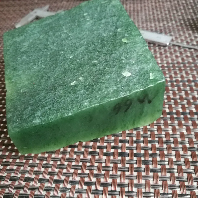 Natural Kunlun Jade Rough Nephrite Raw (307g, 8X8X4.5cm)