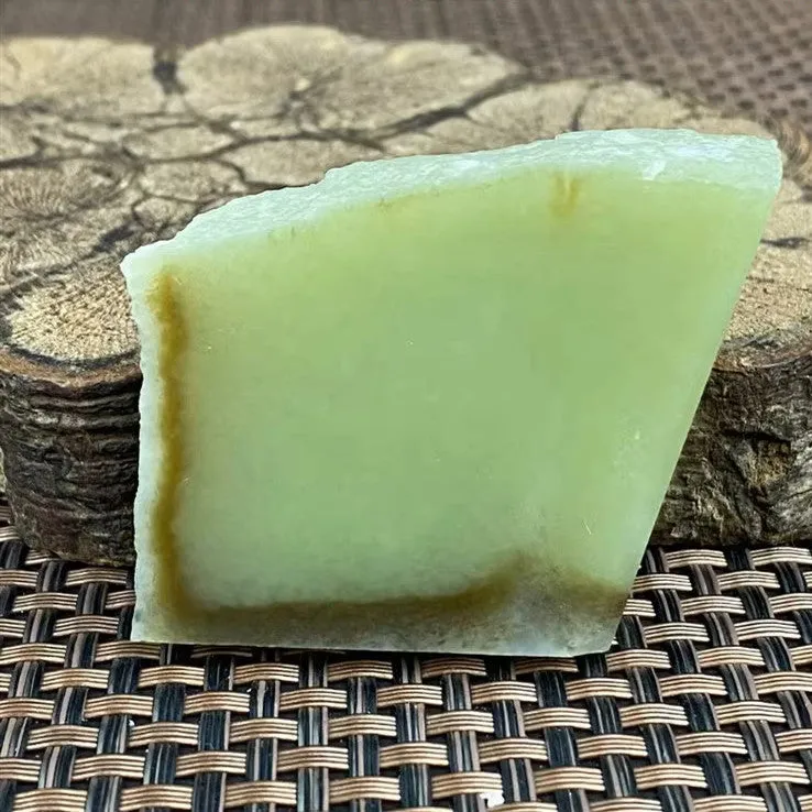 Natural Kunlun Jade Rough Nephrite Raw (59g,5.5X3.7X1.0cm)