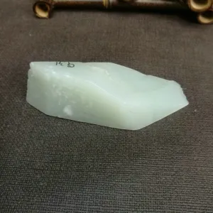 Natural Kunlun Jade Rough Nephrite Raw (88g, 8x2.8x2.2cm)